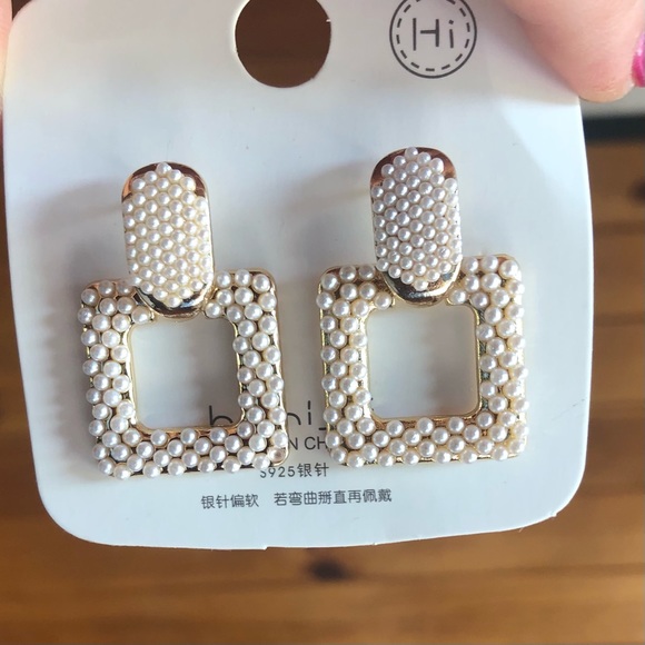 Jewelry - NWT white/cream square earrings
